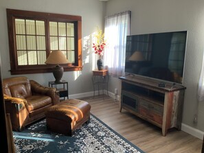 Smart TV - Charming, 1-bedroom, spacious duplex with sleeper sofa in delightful Dubuque. (Dubuque)