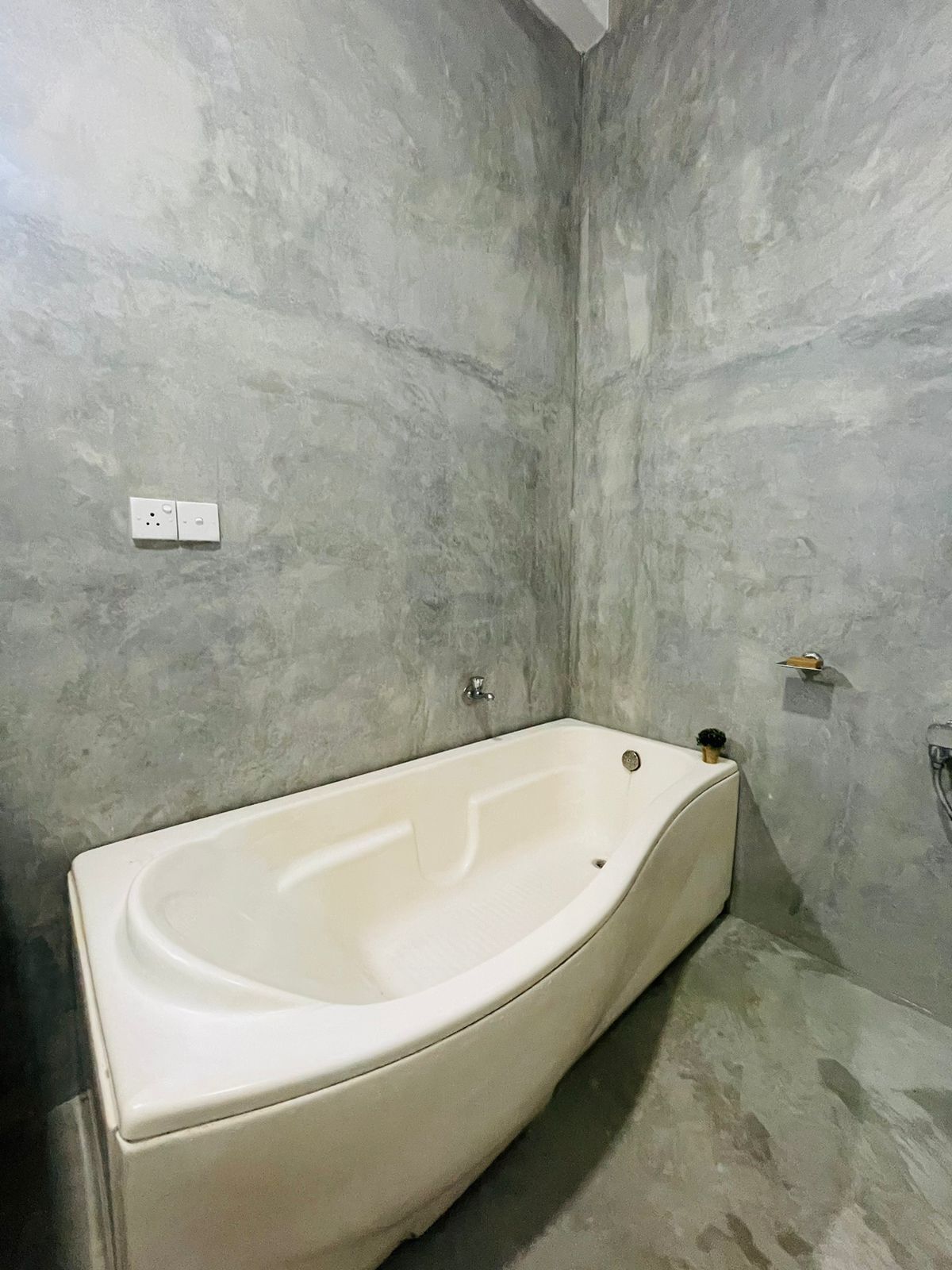 Une salle de bain avec une baignoire, une douche et des toilettes.