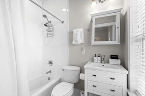 Suihku, hiustenkuivaaja, sampoo