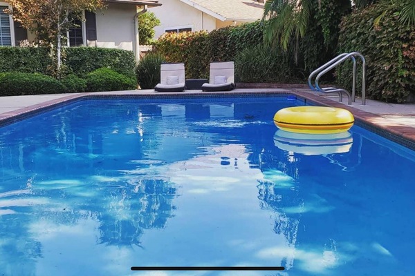 large swimming pool to relax or play all summer