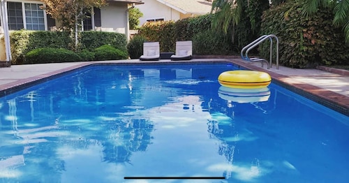 Family Fun Home 3 Bedrooms!- Great Central Location to LA -Pet Friendly