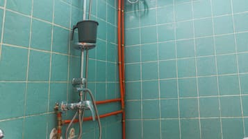 Chambre Simple, balcon, vue ville | Salle de bain | Serviettes fournies, savon, papier toilette