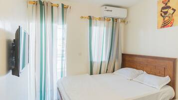 Habitación individual, balcón, vista a la ciudad | Escritorio y wifi gratis