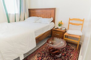 Enkeltrom, balkong, byutsikt | Skrivebord og wi-fi (inkludert)