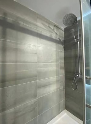 Dusche, Haartrockner, Handtücher, Seife