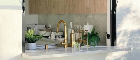 Kjøleskap, mikrobølgeovn, ovn og kokeplater