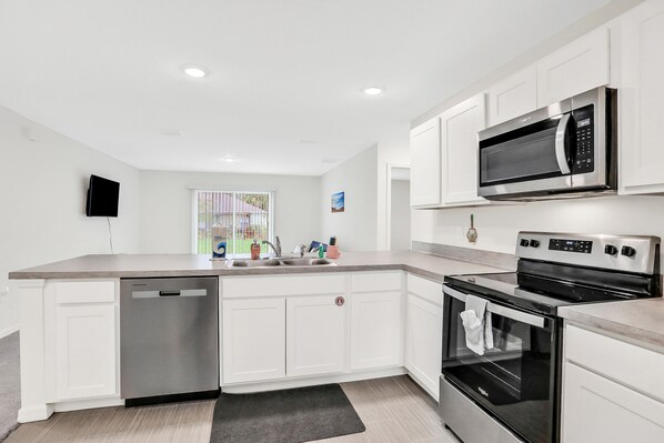 冷蔵庫、電子レンジ、オーブン、コンロ