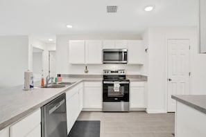 Fridge, microwave, oven, stovetop - longer than 6 months stay home/office, close to everywhere, ask birthday special (Palm Coast)