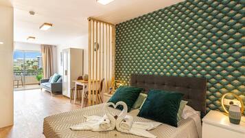 Een strijkplank/strijkijzer, wifi, beddengoed