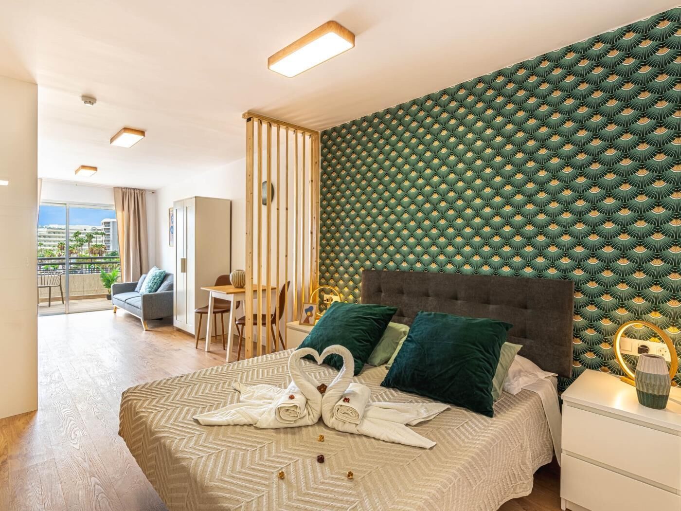 Een strijkplank/strijkijzer, wifi, beddengoed