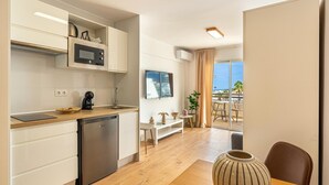 Une cuisine moderne équipée d’un lave-vaisselle, d’un four à micro-ondes et d’un coin repas avec une table et des chaises.