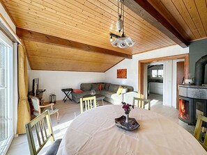 Interior - Sunny Lily facing the swiss Alps - Crans Montana (Conzor)