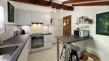 Fridge, oven, dishwasher, coffee/tea maker