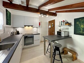 Frigorífic, forn, rentaplats i cafetera i tetera