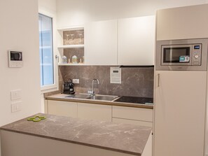 Fridge, microwave, dishwasher, cookware/dishes/utensils