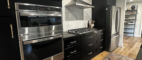 Refrigerador, microondas, horno y parrilla de estufa