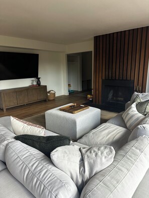 Een smart-tv, een open haard en een printer