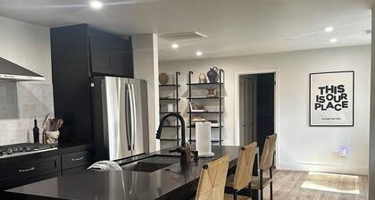 Modern Retreat in Continental Country Club with AC