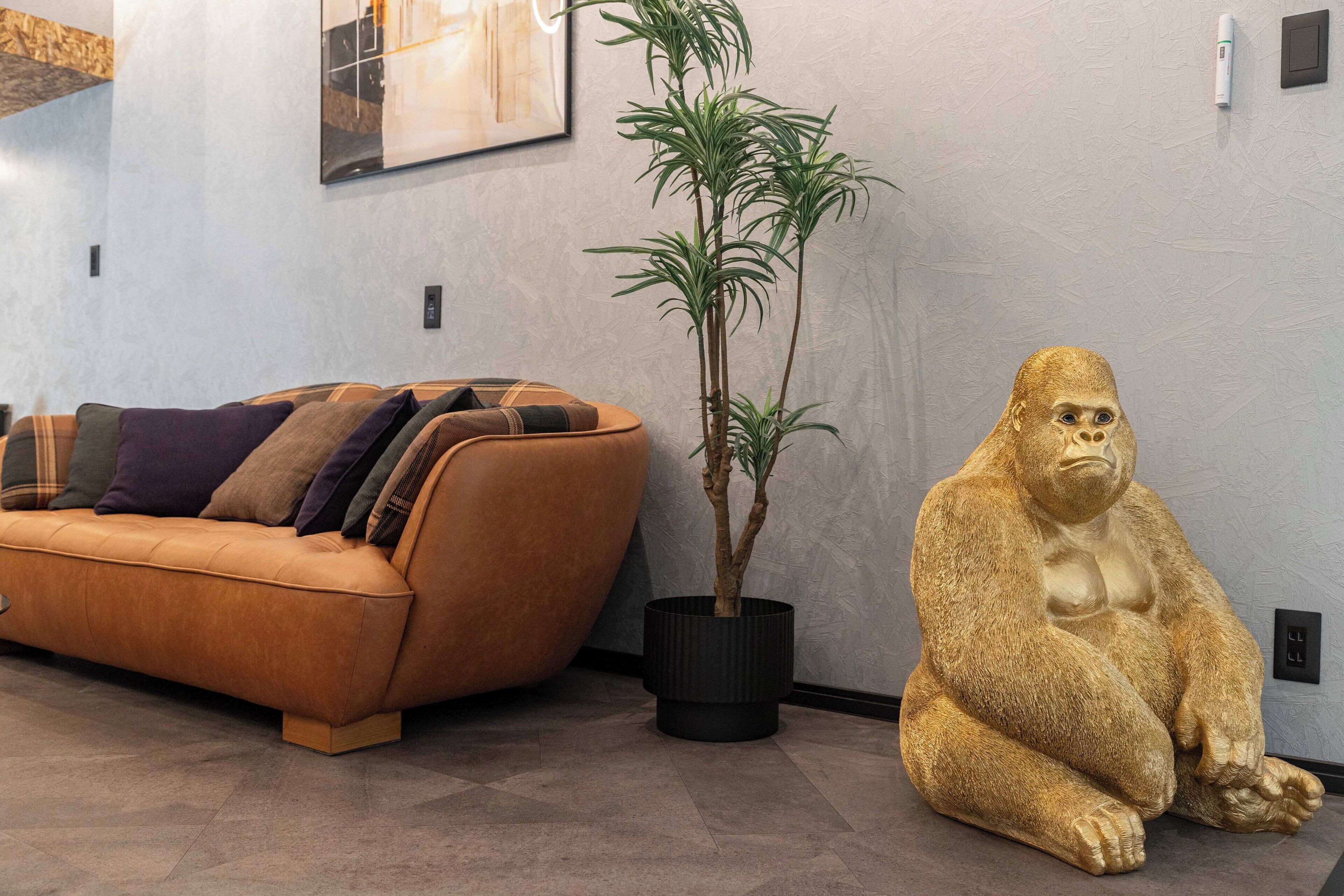 Ein modernes Wohnzimmer mit einer Couch und einer Topfpflanze.