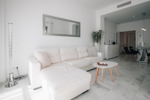TV - Luxury Duplex Infinity Pool - EHHouse (Estepona)