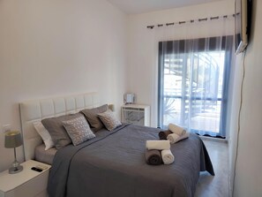 2 Schlafzimmer, Schreibtisch, Bügeleisen/Bügelbrett, Reisekinderbett