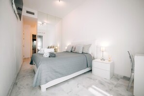2 chambres, bureau, fer et planche à repasser, lit de bébé portatif