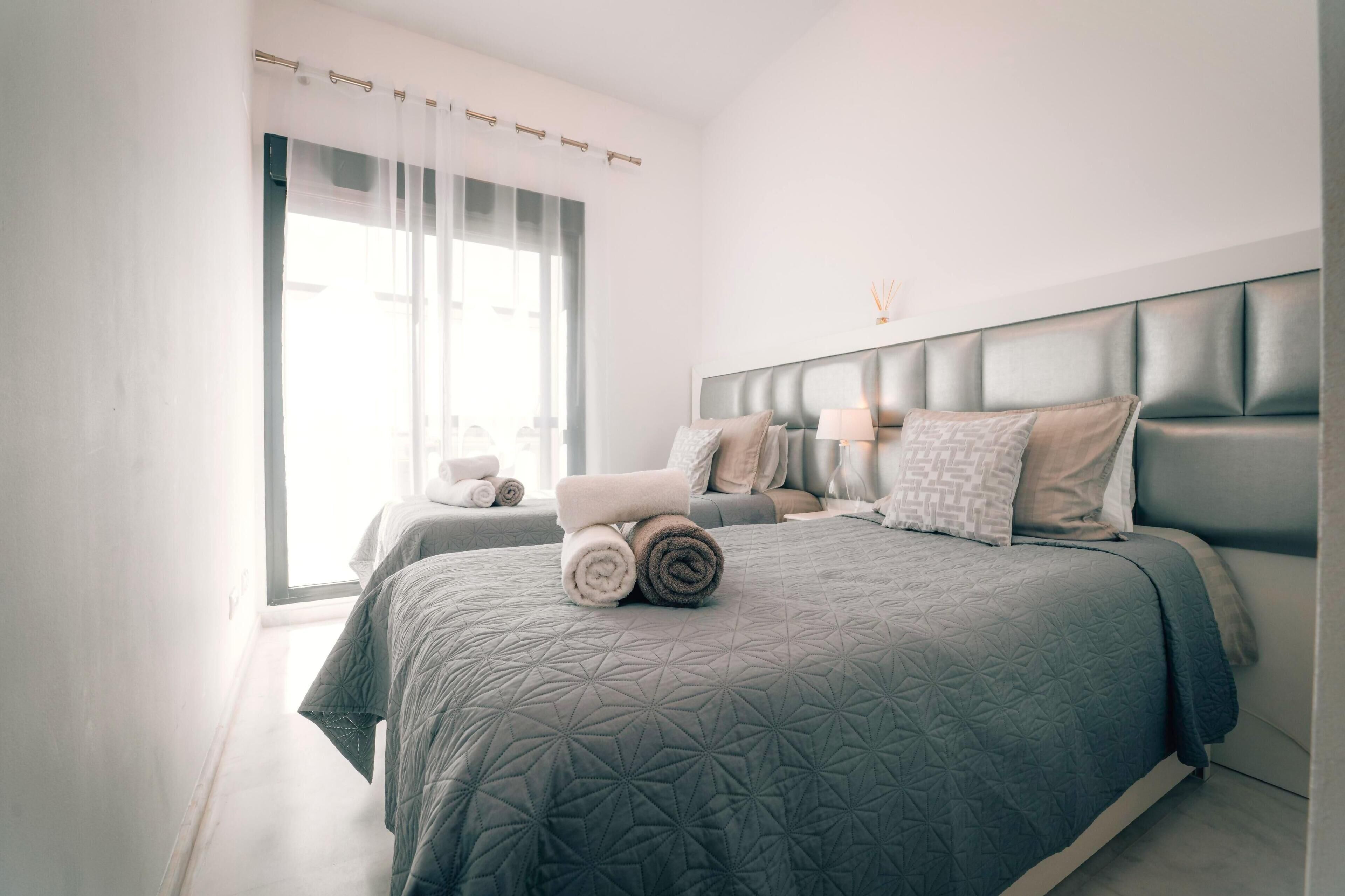 2 slaapkamers, een bureau, een strijkplank/strijkijzer, reisbedje