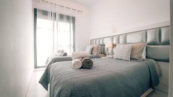 2 slaapkamers, een bureau, een strijkplank/strijkijzer, reisbedje