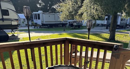 Delightful Glamping 5th wheel 2-bedroom with AC, WiFi in nice Fort McCoy