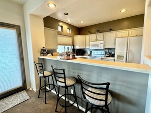 Fridge, microwave, oven, stovetop - Best Oro Valley Vacation Condo Rental (Oro Valley)