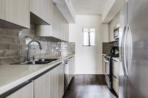 Køleskab, mikrobølgeovn, ovn, kogeplade