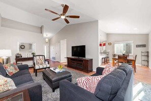 TV, offices - La Quinta Family Home with Private Pool and Spa (La Quinta)