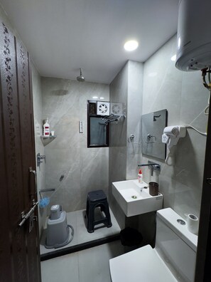 Regadera, secadora de cabello, bidet, toallas 