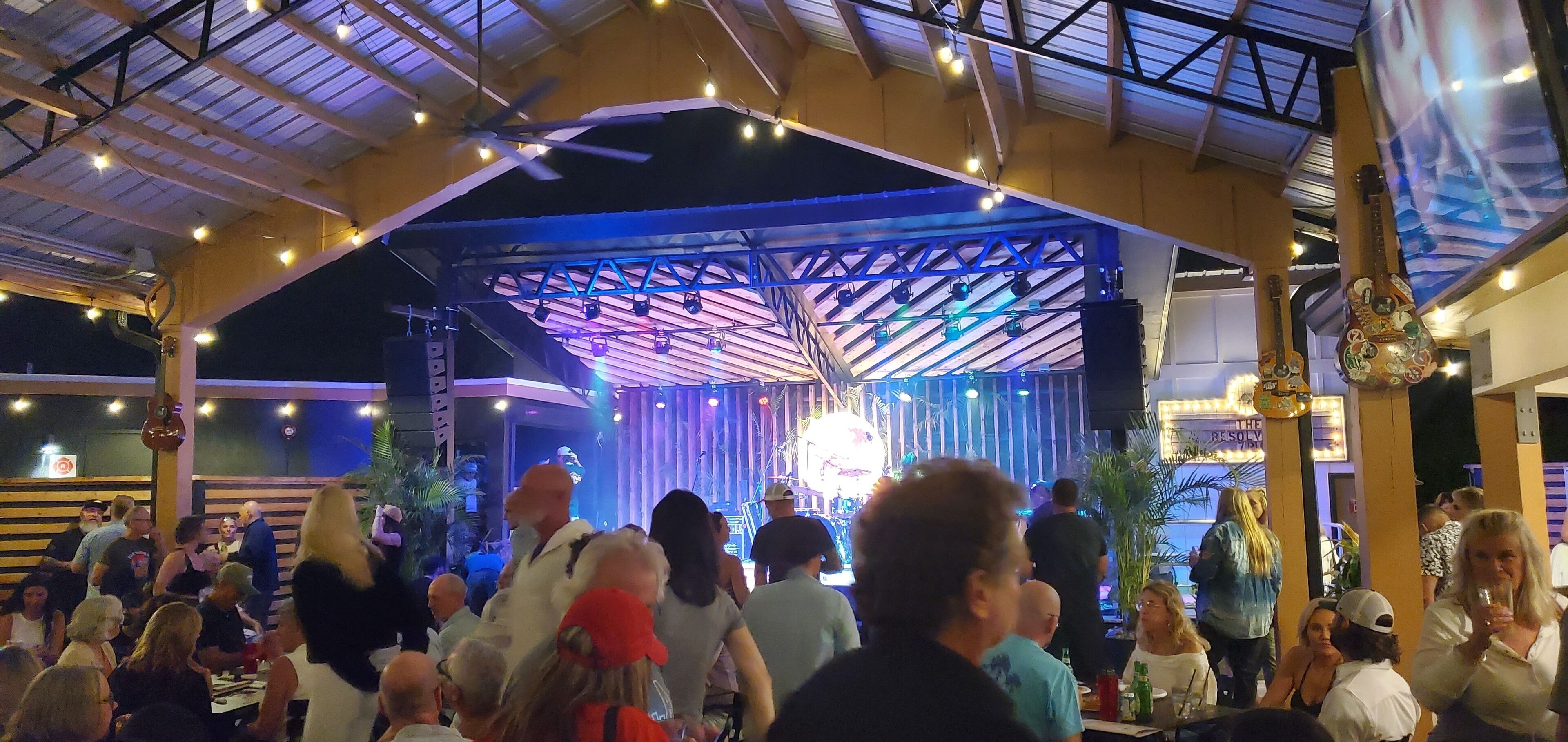 Un espacio interior con escenario y público.