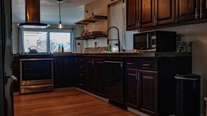 Réfrigérateur, four à micro-ondes, un four, surface de cuisson