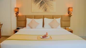 Deluxe Double Room with Private Balcony | Seprai premium, selimut bulu angsa, busa memori, dan brankas