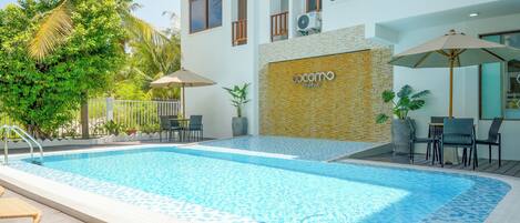 Utomhuspool, öppet 08.00 till 18.00, parasoller och solstolar