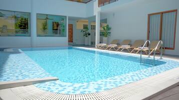 Una piscina al aire libre (de 08:00 a 18:00), sombrillas, tumbonas