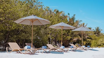 Bãi biển riêng, cát trắng, ghế dài tắm nắng, dù trên bãi biển
