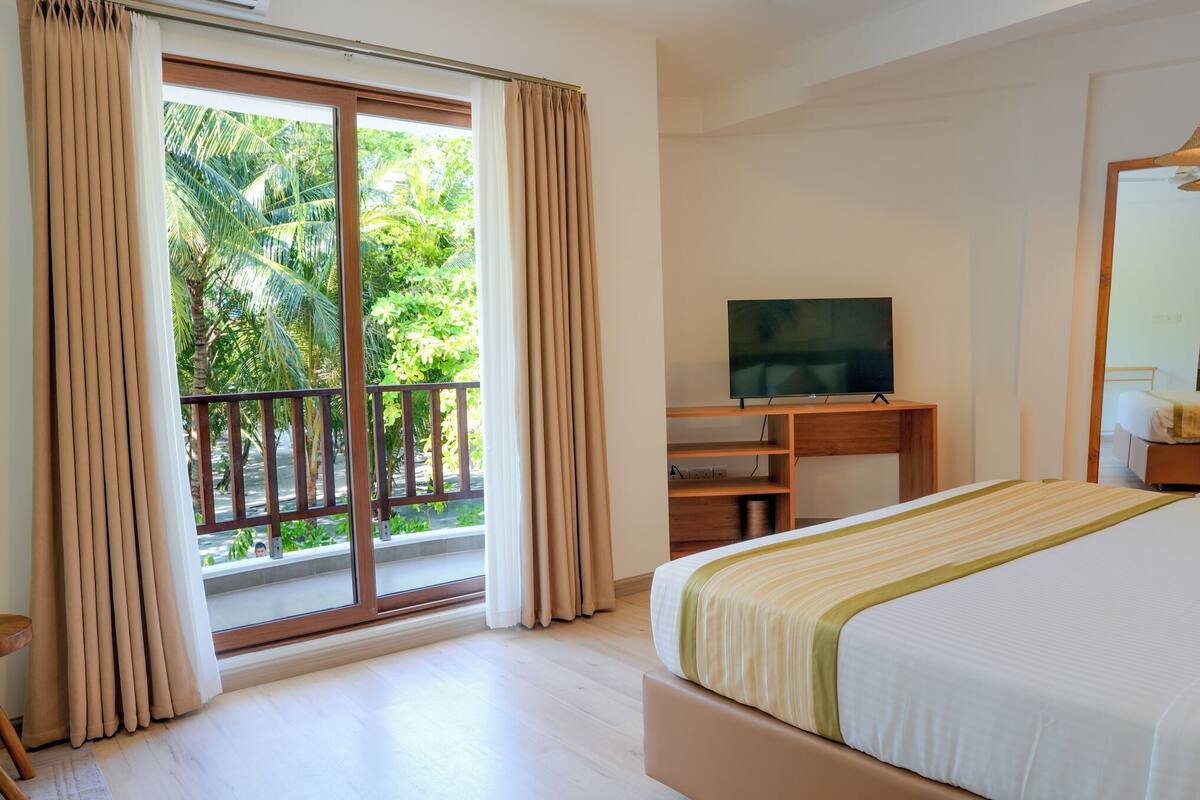 Premium Family Suite with Private Balcony | Sengetøy av topp kvalitet, dundyner og memory foam-senger