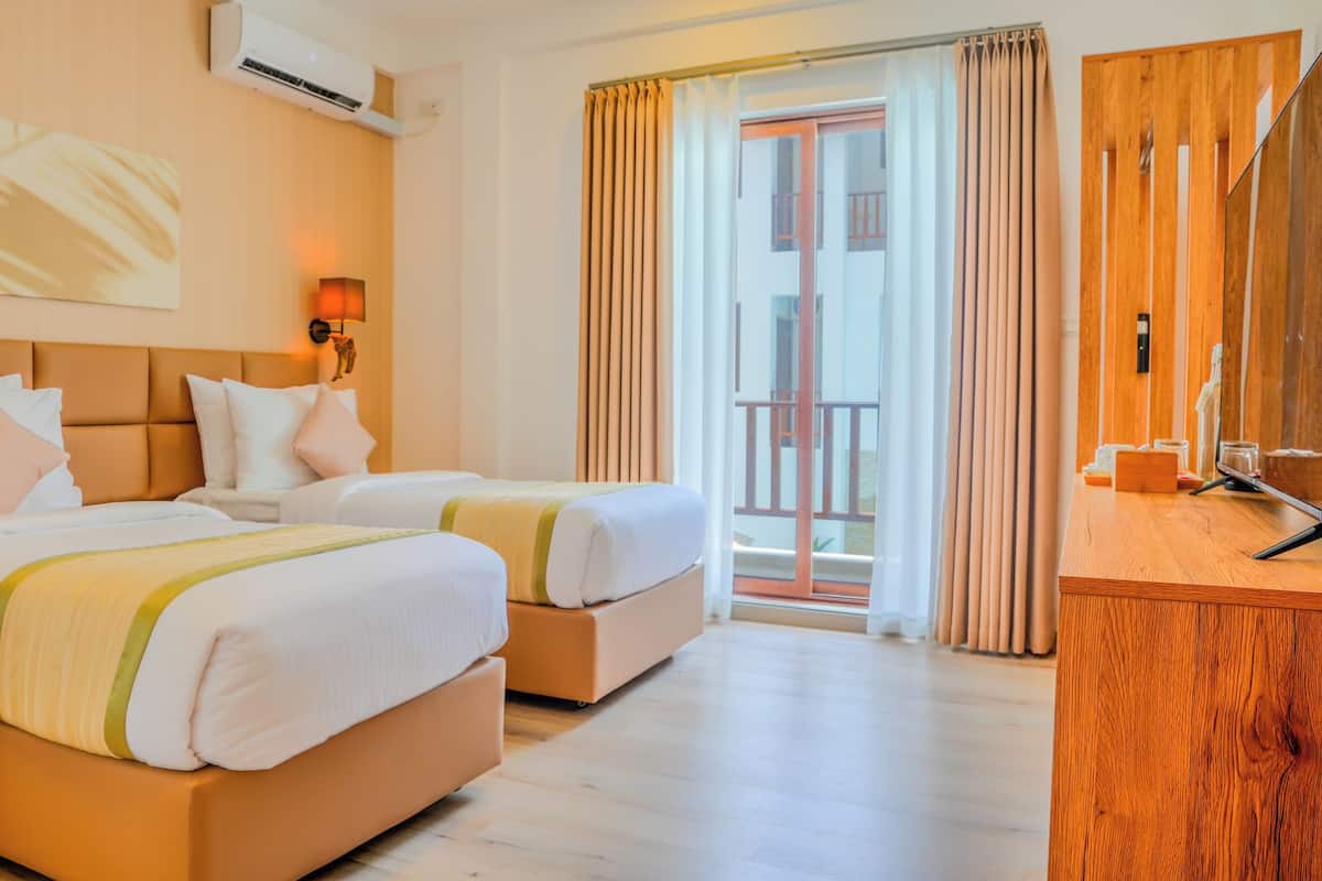 Deluxe Double Room with Private Balcony | Sengetøy av topp kvalitet, dundyner og memory foam-senger
