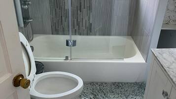 Shower, jetted tub, hair dryer, towels