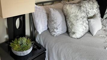 6 slaapkamers, een bureau, een strijkplank/strijkijzer, wifi