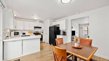 Jääkaappi, mikroaaltouuni, uuni, liesi