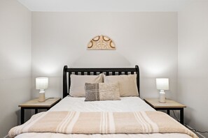 3 Schlafzimmer, Schreibtisch, Bügeleisen/Bügelbrett, Reisekinderbett