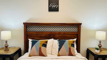 3 makuuhuonetta, työpöytä, silitysrauta/-lauta, vauvan matkasänky