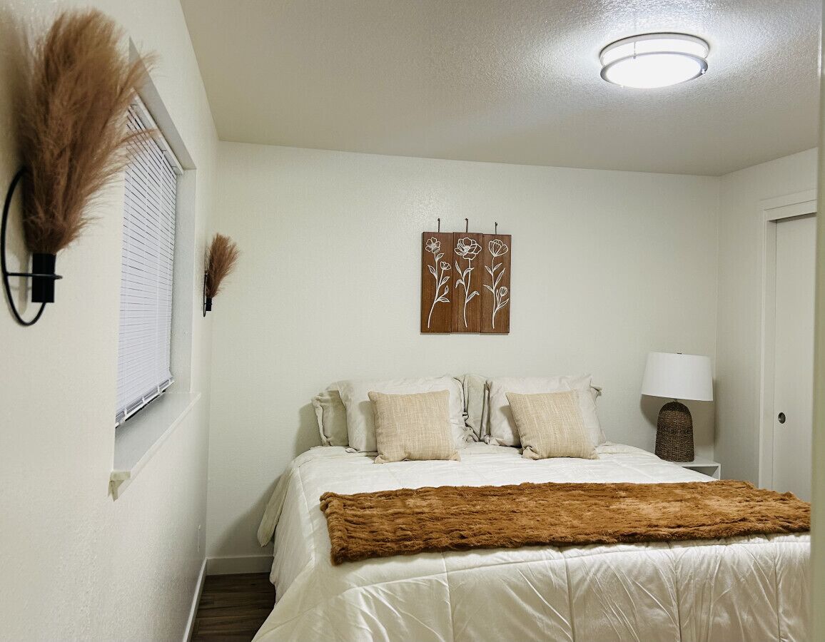 3 chambres, bureau, fer et planche à repasser, lit parapluie