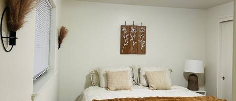 3 slaapkamers, een bureau, een strijkplank/strijkijzer, reisbedje