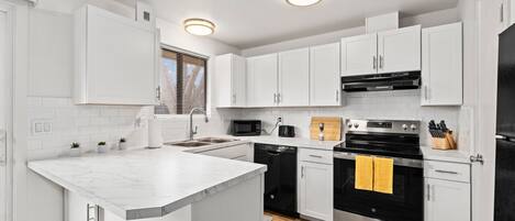 Køleskab, mikrobølgeovn, ovn, kogeplade