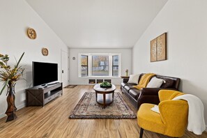 Smart TV, books - Boise Foothills Boho Haven hosted by Boise BnB! (Boise)